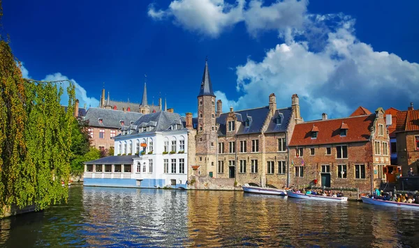 Brugge Rozenhoedkaai Belgien Oktober 2021 Utsikt Över Vattenkanalen Bryggan Med — Stockfoto