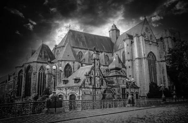 Foto Vintage Blanco Negro Del Viejo Puente Adoquines Iglesia Gótica — Foto de Stock