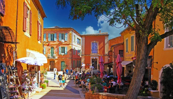 Roussillon Provence Francja Października 2019 Widok Drzewem Plac Jasnożółty Ochry — Zdjęcie stockowe