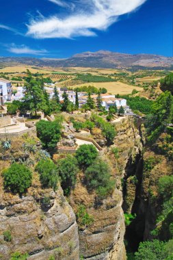 Antik köyün manzarası Ronda sarp kayalıkların kenarına yakın, berrak mavi bulutlu gökyüzü - Endülüs, İspanya