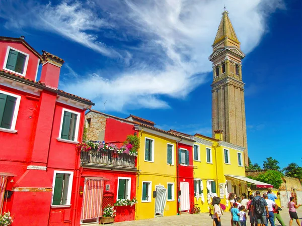 Wenecja Burano Włochy Maja 2019 Widok Ulicę Rzędzie Jasne Kolorowe — Zdjęcie stockowe