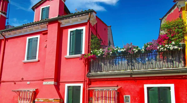 Venedig Burano Italien Mai 2019 Blick Auf Leuchtend Rot Gefärbte — Stockfoto