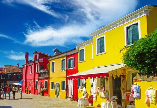 Wenecja Burano Włochy Maja 2019 Widok Plac Jasnożółtymi Czerwonymi Domami — Zdjęcie stockowe