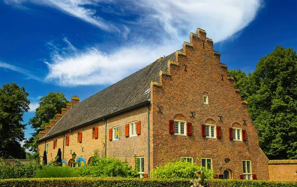 Blick Auf Typisch Holländisches Mittelalterliches Giebelhaus Mit Garten Und Grünen — Stockfoto