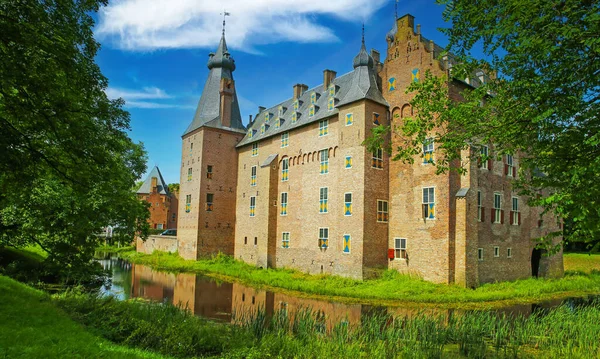 Widok Poza Zielonym Parkiem Fosą Średniowiecznym Holenderskim Zamku Wodnym Xiv — Zdjęcie stockowe