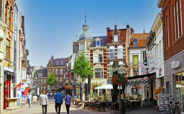 Venlo, Hollanda - 8 Ağustos. 2019: Şehir merkezindeki yayalara bakan alışveriş caddesinde yaz günü eski evler görülüyor