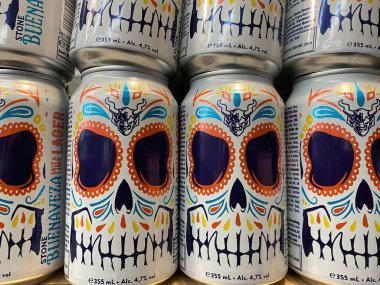 Viersen, Almanya - 14 Nisan. 2022: Alman süpermarketinin rafında taş buenaveza teknelerinin yakınlaştırılması.