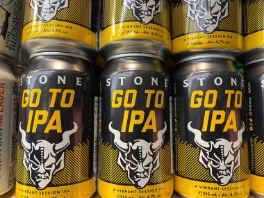 Viersen, Almanya - 14 Nisan. 2022: Taş üreten teneke kutuların kapanışı pazar rafındaki soluk biraya gidiyor