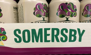 Viersen, Almanya - 14 Nisan. 2022: Alman süpermarketlerinin raflarında Somersby elma şarabı kutularının olduğu kutu.
