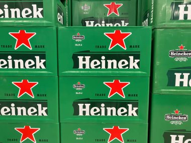 Viersen, Almanya - 14 Nisan. 2022: Alman süpermarketinde heineken bira kutularının kapatılması