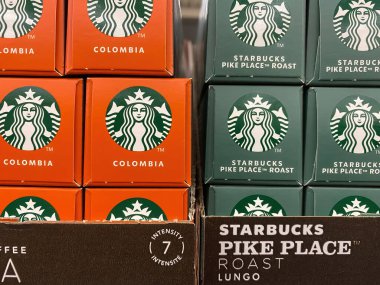Viersen, Almanya - 14 Nisan. 2022: Alman süpermarketlerinin raflarındaki Starbucks kahve kapsüllerinin yakınlaştırılması