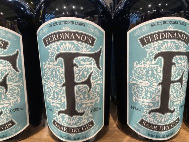 Viersen, Almanya - 14 Nisan. 2022: Market rafında Alman yerel Ferdinand cini şişelerinin yakınlaştırılması