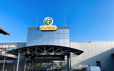 Viersen, Almanya - 14 Nisan. 2022: Açık mavi gökyüzüne karşı mağaza girişinin üzerinde globus süpermarket zincirinin logosu işaretli olarak görüntüle