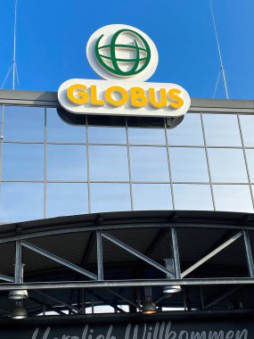 Viersen, Almanya - 14 Nisan. 2022: Açık mavi gökyüzüne karşı mağaza girişinin üzerinde globus süpermarket zincirinin logosu işaretli olarak görüntüle