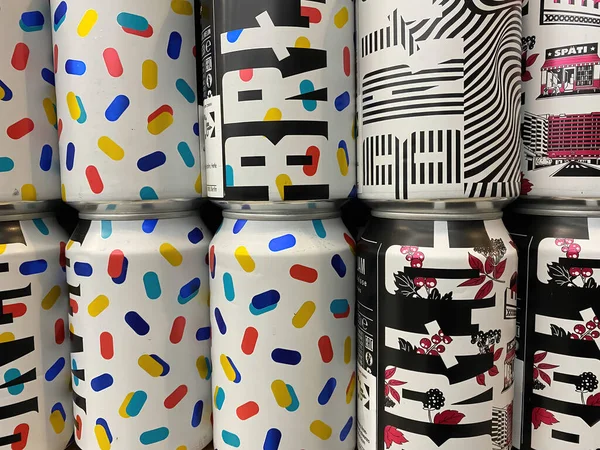 Viersen, Almanya - 14 Nisan. 2022: Alman süpermarketinin rafında renkli konserve kutularına yakın çekim BRLO Alman birası