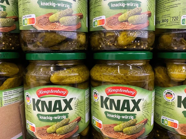Viersen, Almanya - 14 Nisan. 2022: Alman süpermarketinin rafında Hengstenberg Knax turşusuyla kavanozların yakınlaştırılması