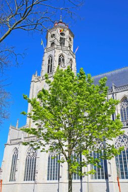 Yalancı (Sint Gummaruskerk), Belçika - 9 Nisan. 2022: 15. yüzyıldan kalma Roma Katolik Kilisesi 'ne karşı mavi gökyüzü