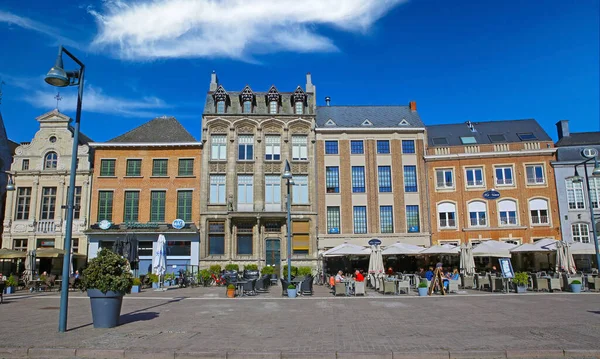 Lier, Belçika (Novemberfoor) - 9 Nisan. 2022: Ortaçağ antik binalarının açık mavi gökyüzüne karşı pazar meydanına bakın