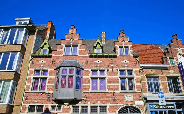 Yalancı Belçika Nisan 2022 Ortaçağ Belçika Evinin Izole Edilmiş Kırmızı — Stok fotoğraf