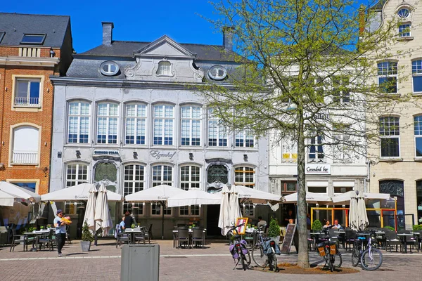 Lier Grote Markt ベルギー 4月9日 2022年 カフェの外に座る人々と中世の建物の市場広場を見下ろす — ストック写真