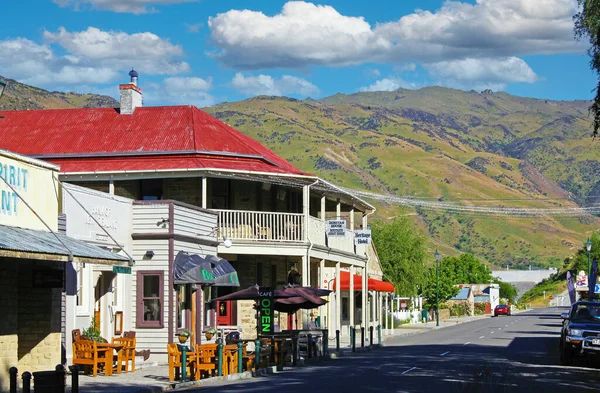 Clyde, Yeni Zelanda - 9 Aralık. 2013: Tarihi ahşap binalar, Dunstan ev mirası oteli, tepeler, mavi gökyüzü