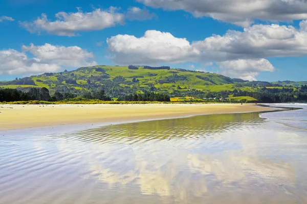 Schöne Malerische Landschaft Mit Menschenleeren Sandstrand Bei Ebbe Grünem Hügel — Stockfoto