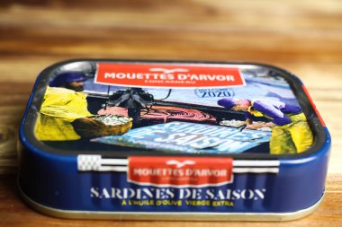 Viersen, Almanya - 9 Mayıs. 2022: Mevsimlik izole edilmiş Fransız yapımı Breton Müzeleri ve zeytinyağlı sardalyaların yakın çekimi