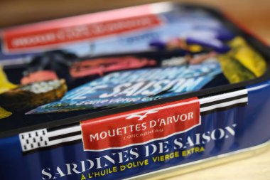 Viersen, Almanya - 9 Mayıs. 2022: Mevsimlik izole edilmiş Fransız yapımı Breton Müzeleri ve zeytinyağlı sardalyaların yakın çekimi