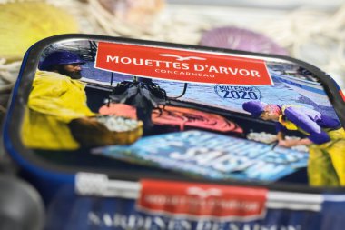 Viersen, Almanya - 9 Mayıs. 2022: Mevsimlik izole edilmiş Fransız yapımı Breton Müzeleri ve zeytinyağlı sardalyaların yakın çekimi