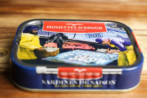 Viersen, Almanya - 9 Mayıs. 2022: Mevsimlik izole edilmiş Fransız yapımı Breton Müzeleri ve zeytinyağlı sardalyaların yakın çekimi