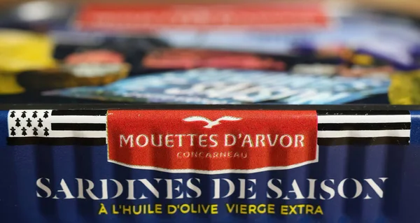 Viersen, Almanya - 9 Mayıs. 2022: Mevsimlik izole edilmiş Fransız yapımı Breton Müzeleri ve zeytinyağlı sardalyaların yakın çekimi