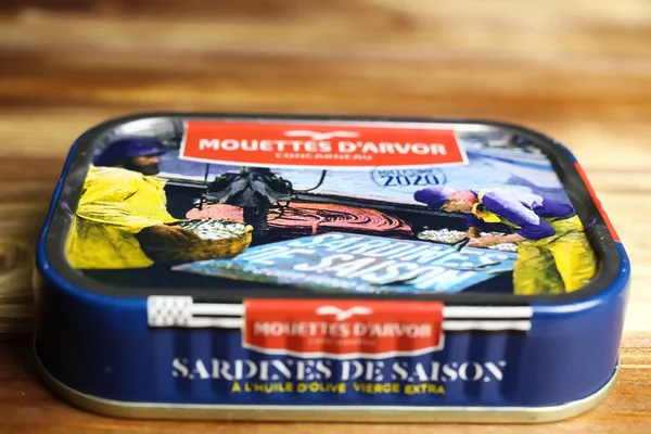 Viersen, Almanya - 9 Mayıs. 2022: Mevsimlik izole edilmiş Fransız yapımı Breton Müzeleri ve zeytinyağlı sardalyaların yakın çekimi