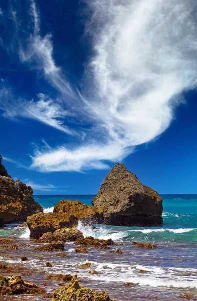 Hermoso Paisaje Rocoso Costa Caribeña Áspera Mar Turquesa Cielo Azul — Foto de Stock