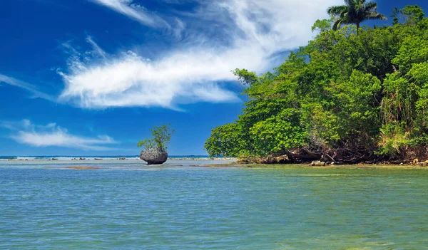 Prachtige Caribische Afgezonderde Blauwe Rif Lagune Landschap Een Geïsoleerde Rots — Stockfoto