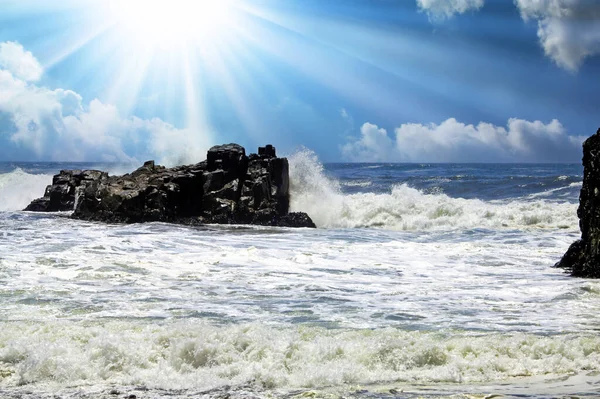 Жорсткі Штормові Хвилі Розбиваються Ізольовані Чорні Скелі Океану Туманна Морська — стокове фото