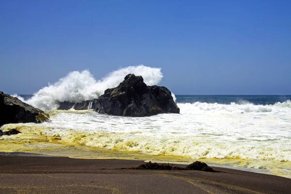 Fuertes Olas Surf Violentas Estrellan Aislada Playa Arena Lava Negra — Foto de Stock