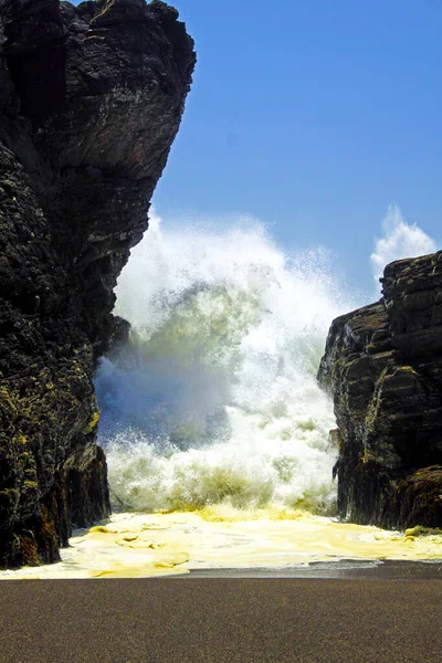 Secluded Black Lava Sand Beach Cove Powerful Heavy Violent Surf — Foto de Stock