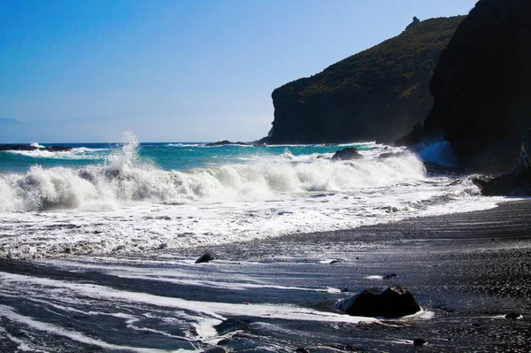 Olas Violentas Heava Estrellan Aislada Bahía Arena Lava Negra Rocas — Foto de Stock