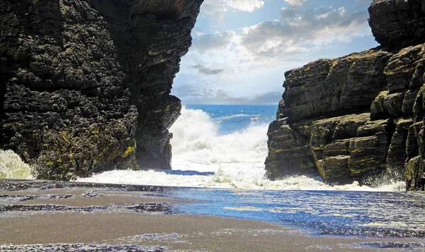 Глибокі Хвилі Вдаряються Ізольовану Чорну Лавову Піщану Бухту Скелі Cobquecura — стокове фото