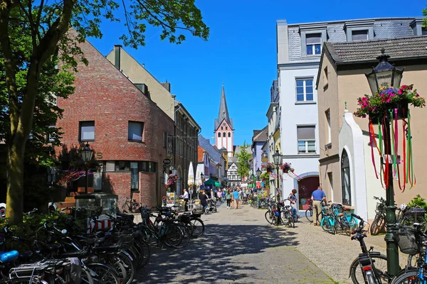 Kempen (NRW), Almanya - 8 Mayıs. 2022: Kilisesi, eski evleri, mavi yaz gökyüzü olan güzel ortaçağ tarihi alt ren köyü