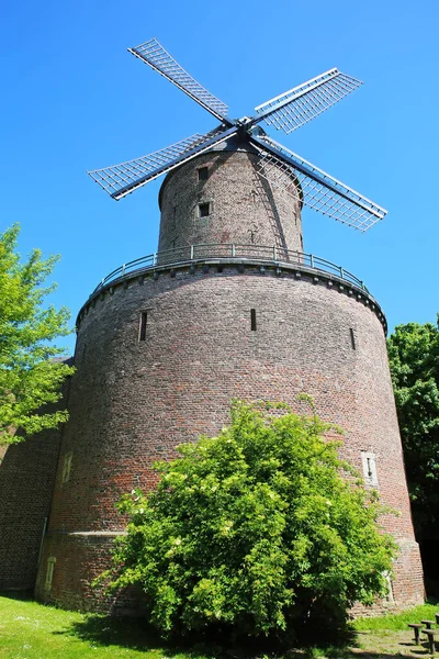 Widok Średniowieczną Ceglaną Wieżę Wiatrową Błękitne Niebo Kempen Niemcy — Zdjęcie stockowe