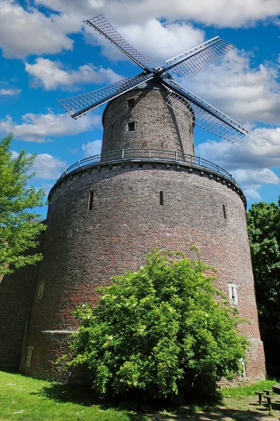 Widok Średniowieczną Ceglaną Wieżę Wiatrową Błękitne Niebo Kempen Niemcy — Zdjęcie stockowe