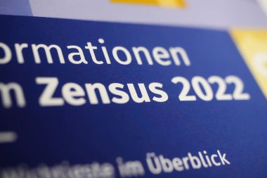 Viersen, Almanya - 9 Mayıs. 2022: Alman nüfusu Zensus 2022 için bilgi broşürünün kapatılması