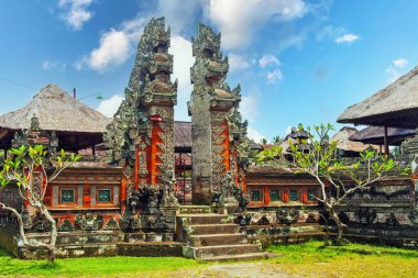 Eski Hindu tapınağının güzel kırmızı kapısı, mavi gökyüzü - Bali, Endonezya