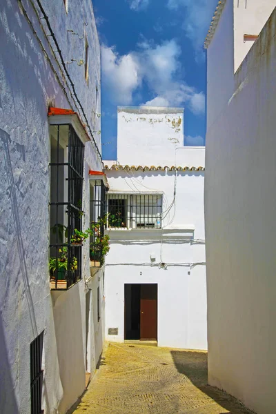 Hiszpański Andaluzyjski Wąski Zaułek Białymi Domami Błękitne Letnie Niebo Arcos — Zdjęcie stockowe