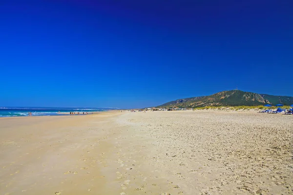 Schöner Atlantischer Ozean Leerer Natürlicher Sandstrand Hügel Wolkenloser Blauer Himmel — Stockfoto
