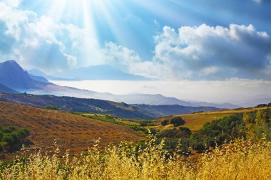 Tipik sessiz Endülüs dağ vadisi sabah manzarası, alçak katmanlı bulutlar, tarım alanları, güneş ışınları - İspanya, Endülüs