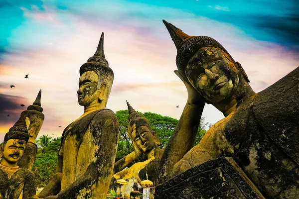 Muchas Esculturas Piedra Cabeza Buda Árboles Verdes Cielo Atardecer Buddha —  Fotos de Stock