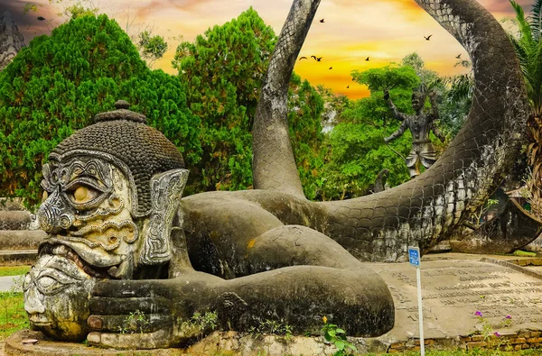 Espeluznante Escultura Mitológica Piedra Hindú Jardín Verde Cielo Espectacular Atardecer — Foto de Stock