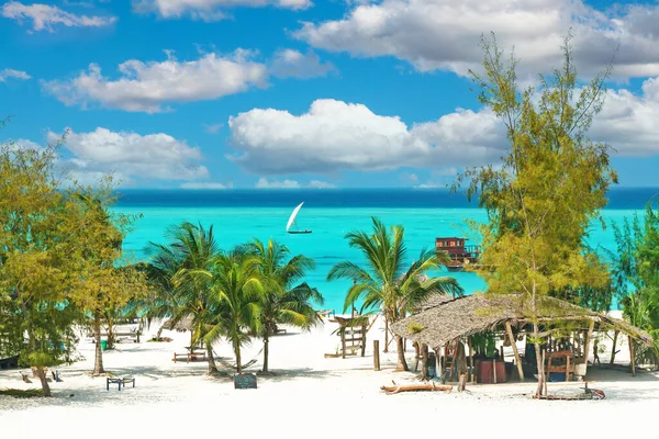 美しい静かな空の明るい白い楽園の砂のビーチ サンベッド ヤシの木 竹の小屋バー ターコイズブルーの水 ページ Zanzibar — ストック写真